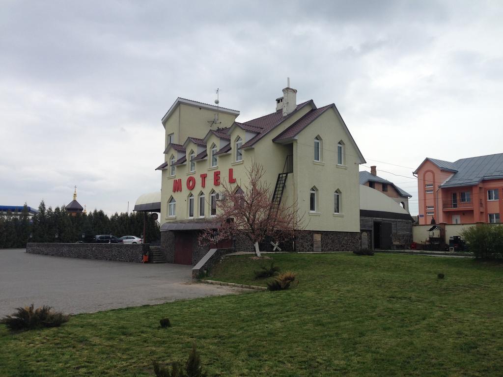 Formula Plus Motel Lutsʼk Extérieur photo